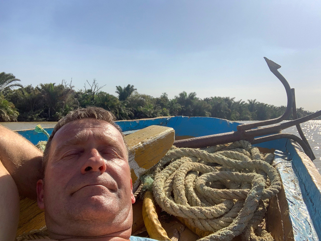 Birk Möbius entspannt in einem kleinen Holzboot auf einem Fluss