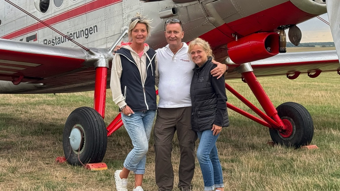 Persönliche Begegnung vor einer Antonow An-2 in Taucha