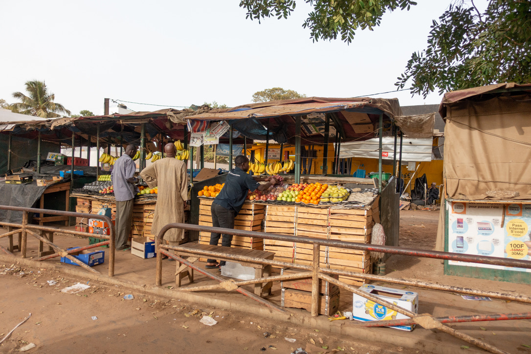 Marktstand mit Obst und Bananen im Senegal