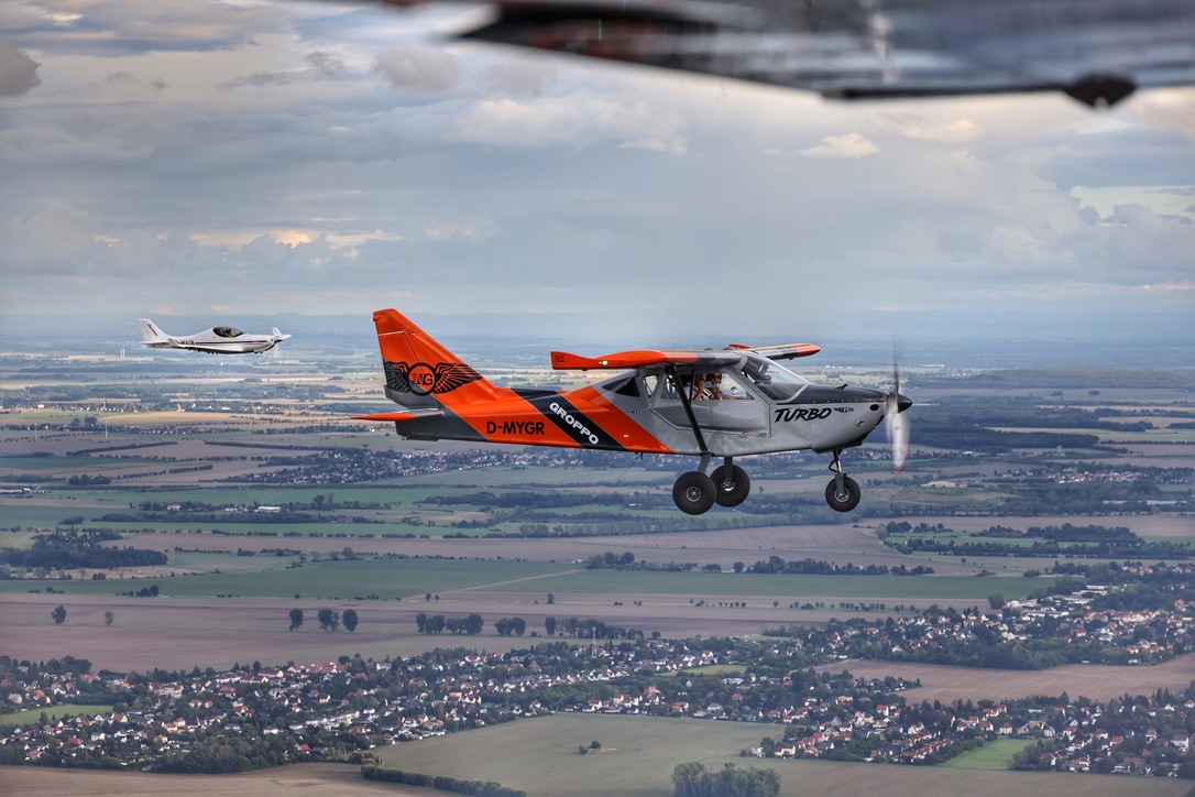 Leichtflugzeug im Formationsflug