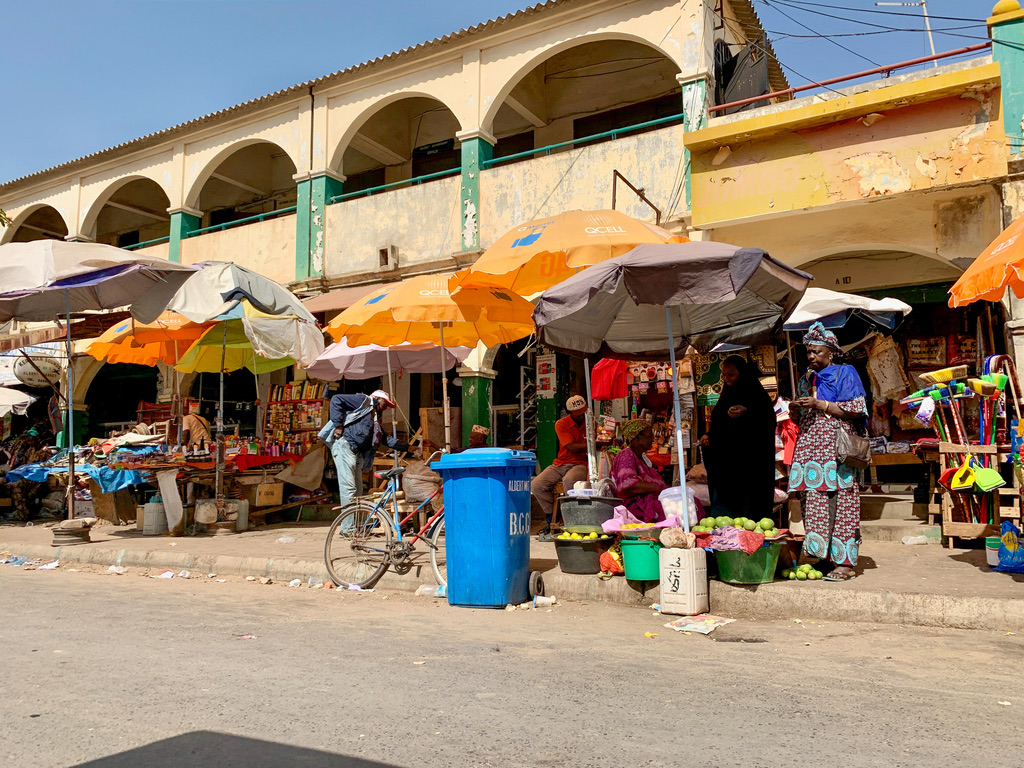 Farbenfroher Markt in Westafrika