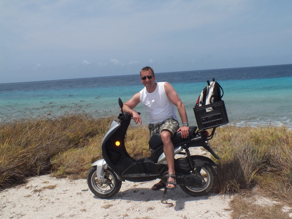 Birk Möbius mit einem Roller an der Küste von Bonaire