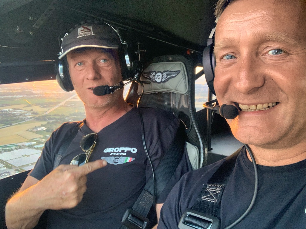 Birk Möbius und ein Pilot mit Headsets im Cockpit