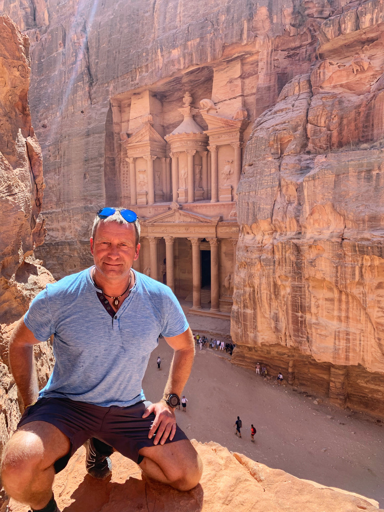 Birk Möbius vollständig vor dem Schatzhaus von Petra in Jordanien
