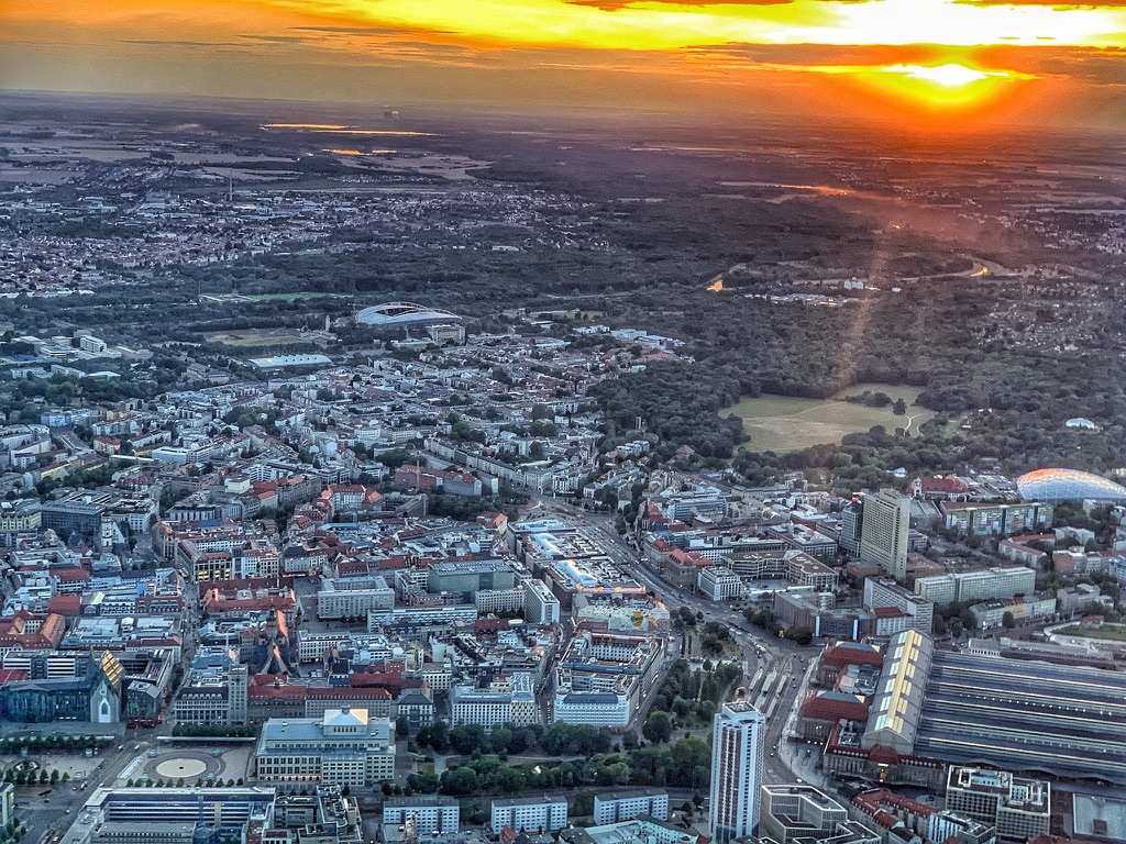 Leipzig im Abendlicht aus der Luft