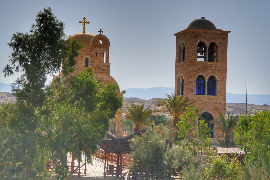 Historische Kirche in der trockenen Landschaft am Jordan