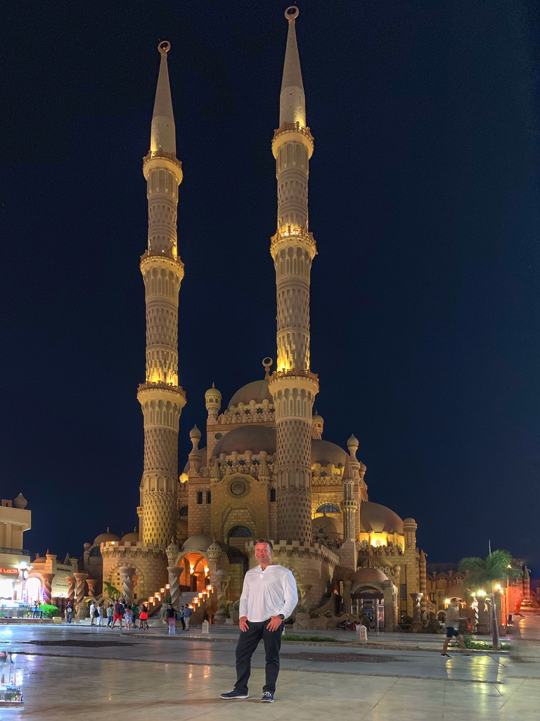 Birk Möbius vor einer beleuchteten Moschee