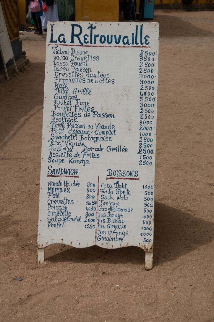 Handgeschriebene Speisekarte eines Restaurants auf der Île de Gorée