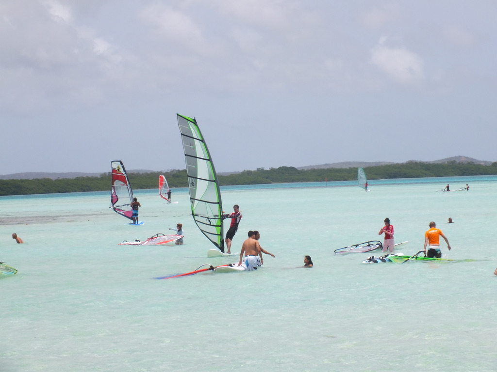 Windsurfer im türkisfarbenen Wasser vor Bonaire