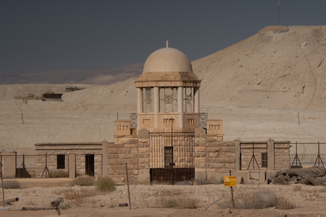 Verlassener historischer Pavillon in einer Wüstenlandschaft
