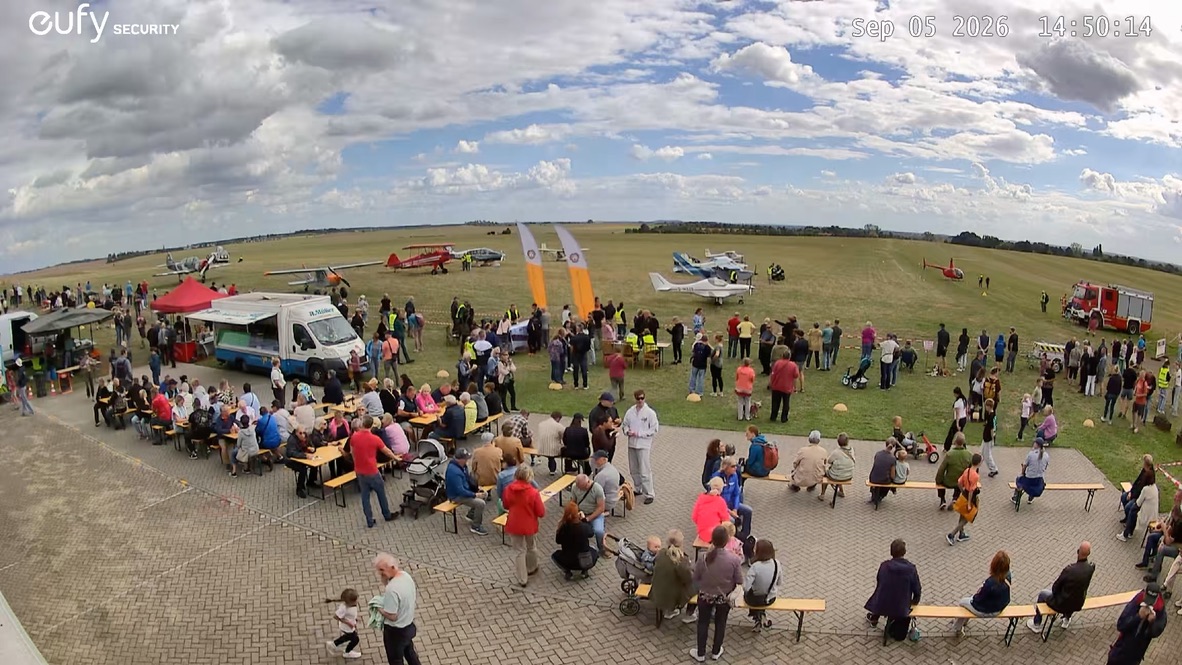 Besucherinnen und Besucher beim Flugplatzfest 2026 in Taucha