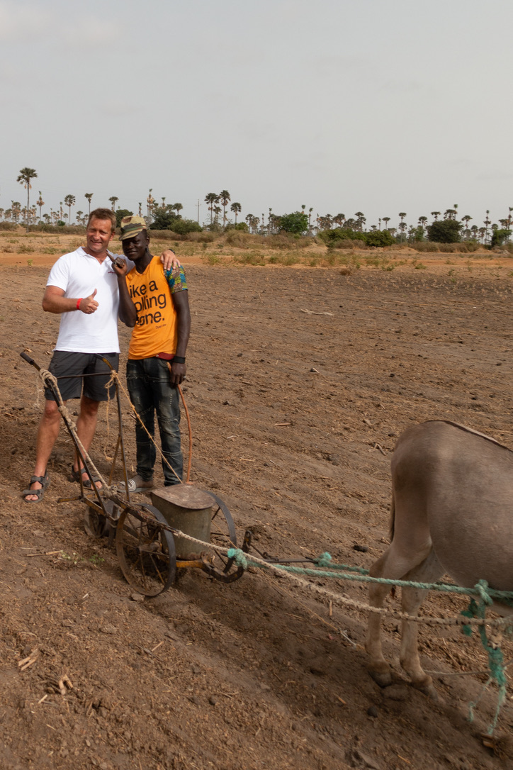 Birk Möbius mit einem Bauern auf einem Feld im Senegal