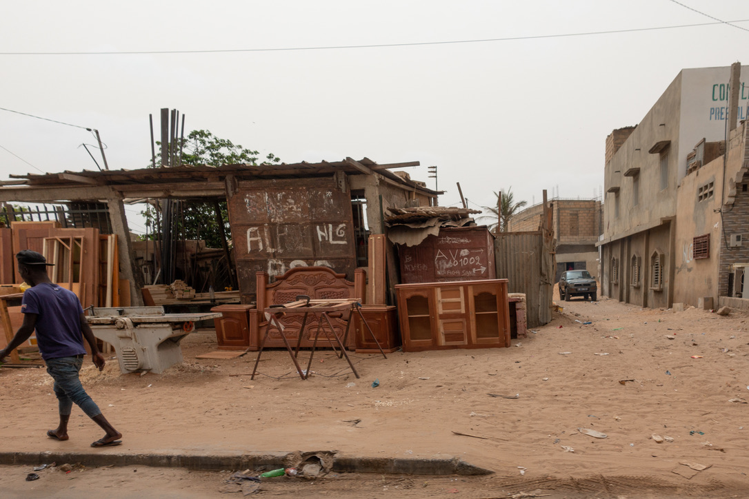 Schreinerei und Möbel am Straßenrand im Senegal