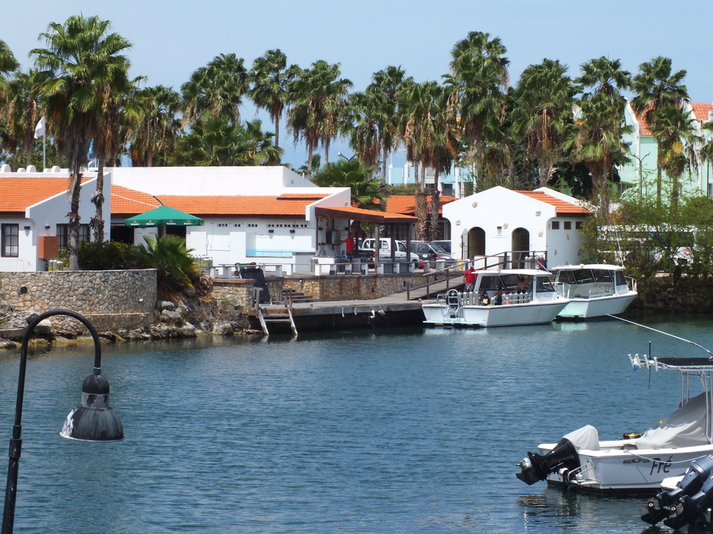 Hafen auf Bonaire mit Tauchbooten und Palmen