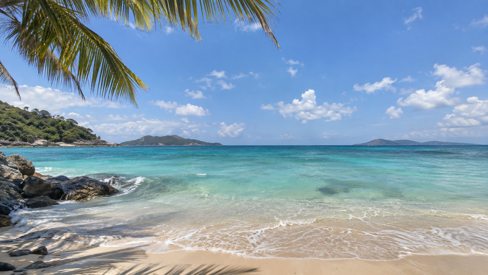 Tropischer Strand mit türkisblauem Meer und Palmen