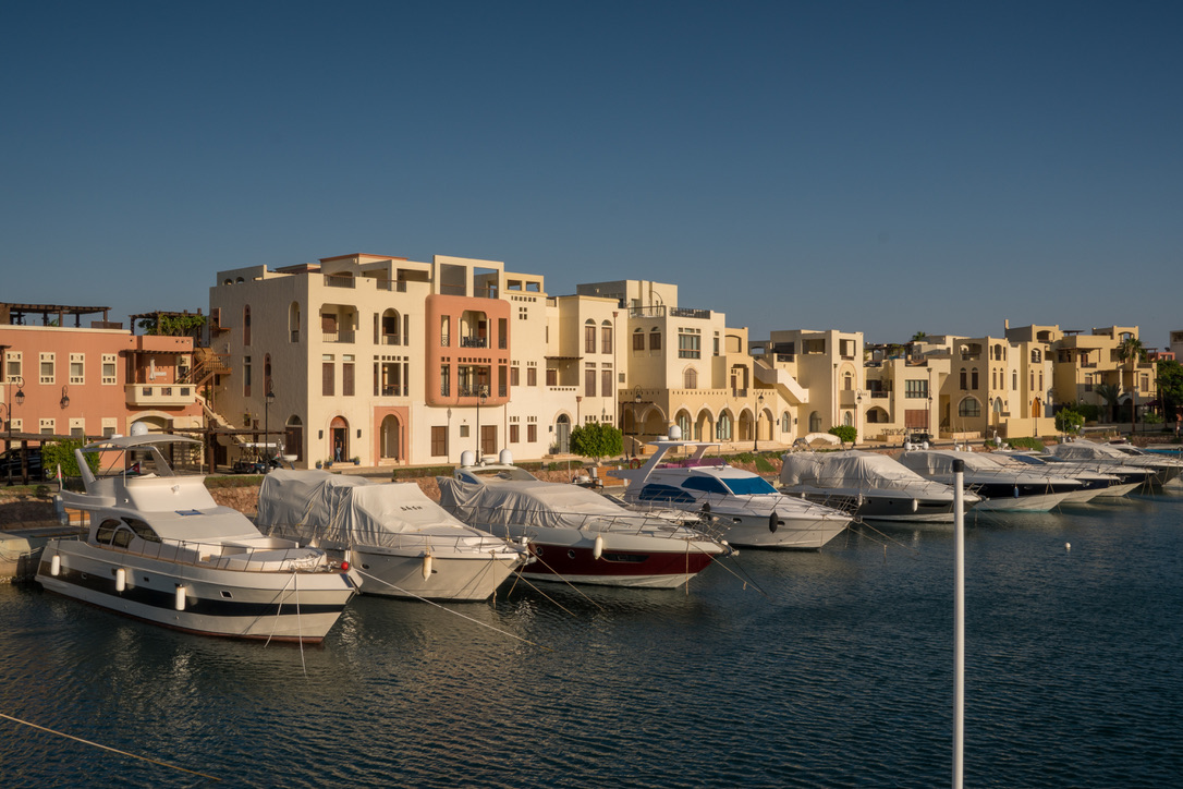 Boote vor hellen Gebäuden in einer Marina in Jordanien