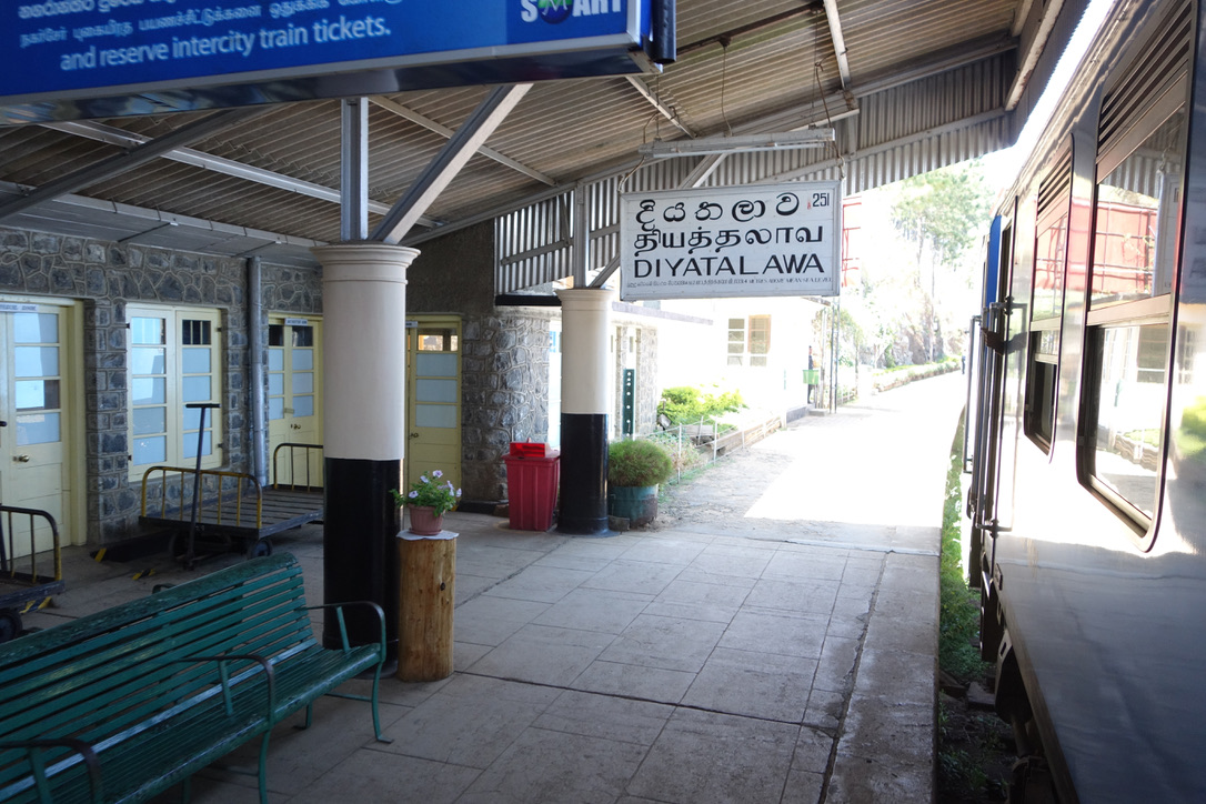 Bahnhof Diyatalawa · Schild im Foto