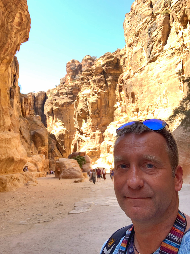 Birk Möbius zwischen hohen Sandsteinwänden in Petra