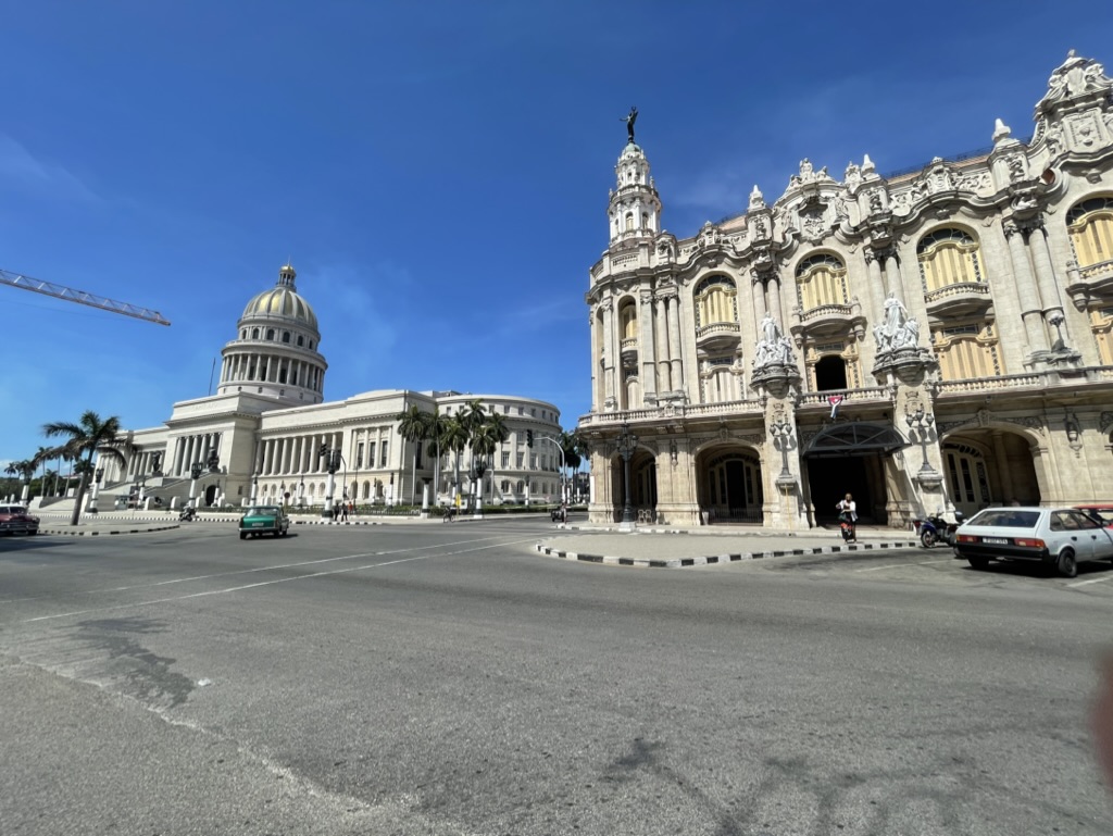 Kapitol und reich geschmückte Fassaden in Havanna unter blauem Himmel