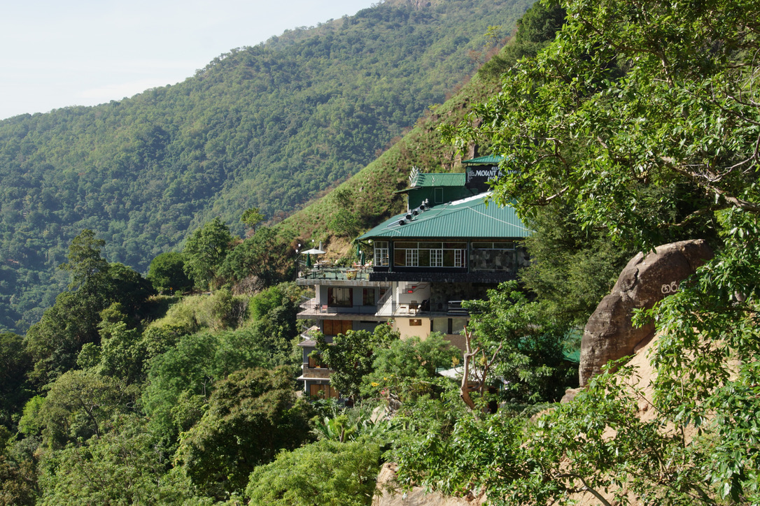 Ein Haus am grünen Berghang