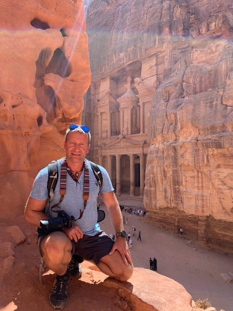 Birk Möbius auf einem Felsabsatz mit Blick auf das Schatzhaus in Petra