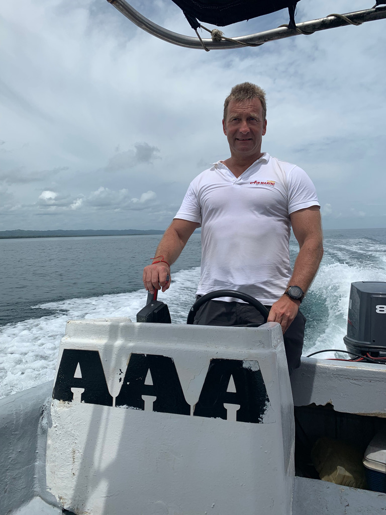Birk Möbius am Steuer eines Motorboots auf dem Meer