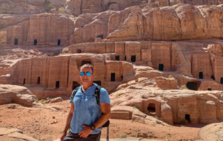 Birk Möbius vor den Felsgräbern in Petra