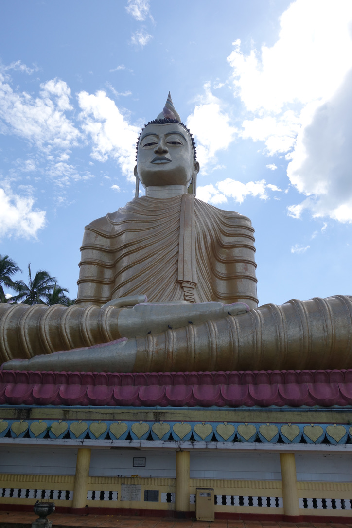 Buddhistische Kultur: eine monumentale Buddhafigur