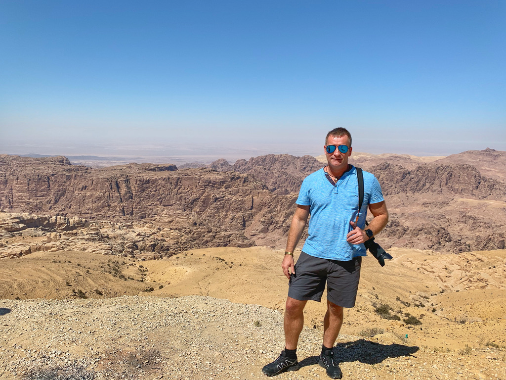 Birk Möbius mit Kamera vor einer weiten Berglandschaft in Jordanien