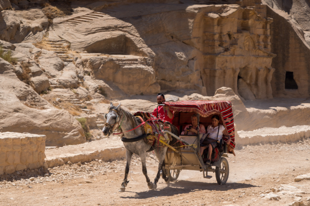 Pferdekutsche vor den Sandsteinfelsen von Petra