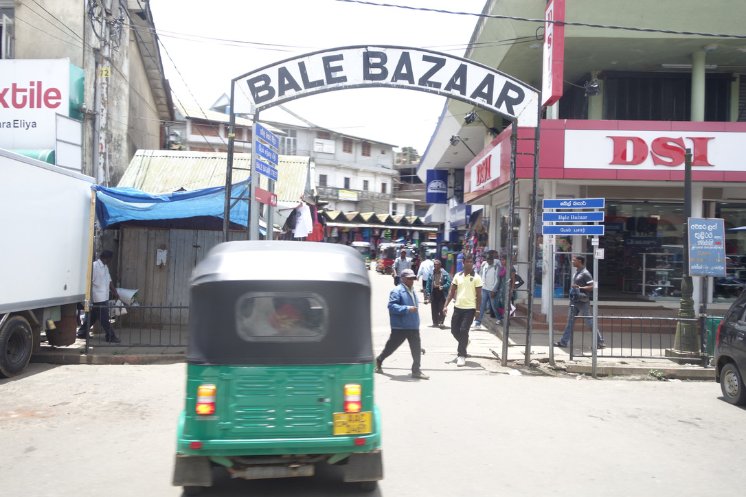 Bale Bazaar in Nuwara Eliya · Ortsangabe im Foto