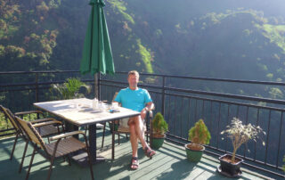 Birk Möbius beim Frühstück auf einer Terrasse im grünen Hochland Sri Lankas