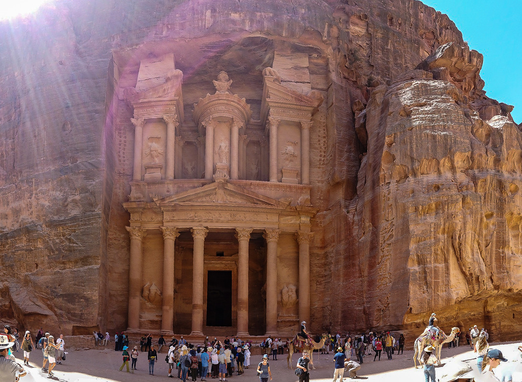 Das Schatzhaus Al-Khazneh in Petra mit Besuchern auf dem Vorplatz
