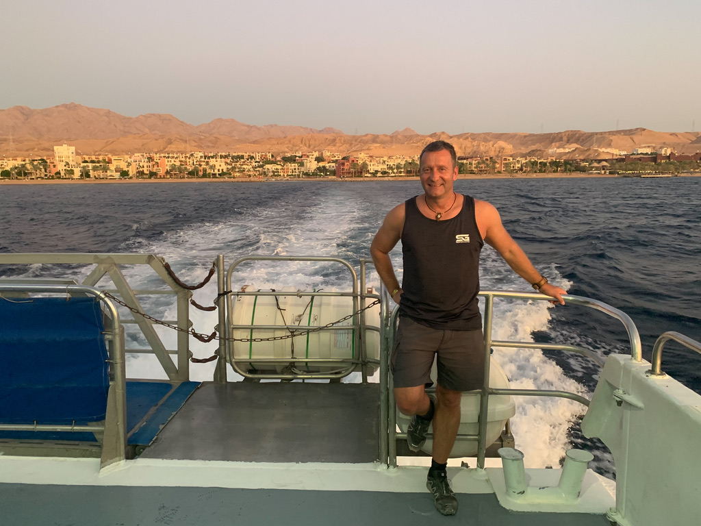 Birk Möbius am Heck eines Bootes vor Jordaniens Küste