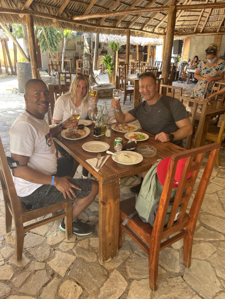 Birk Möbius und Reisebegleiter stoßen beim gemeinsamen Essen auf Kuba an