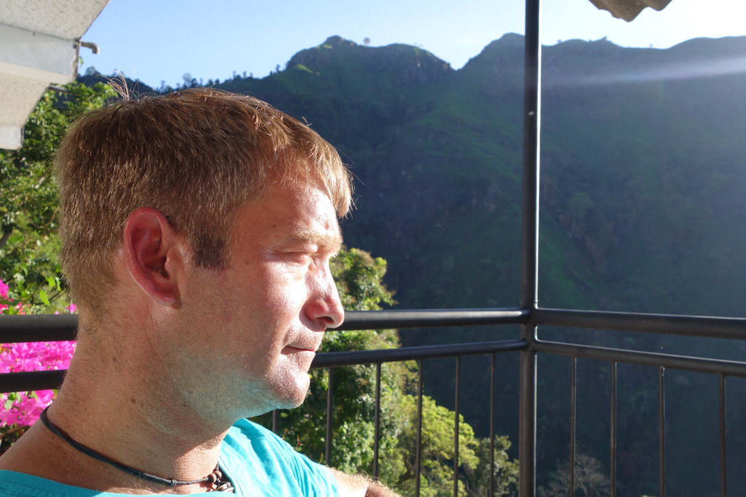 Ein Balkon mit weitem Blick