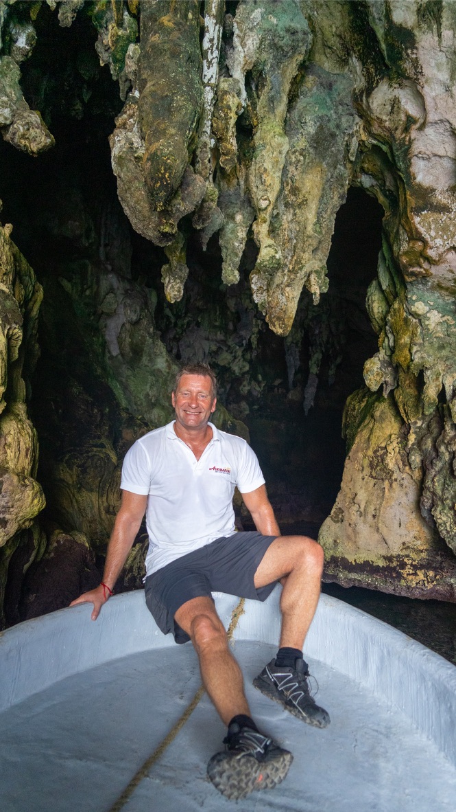 Birk Möbius in einem Boot unter Höhlenformationen