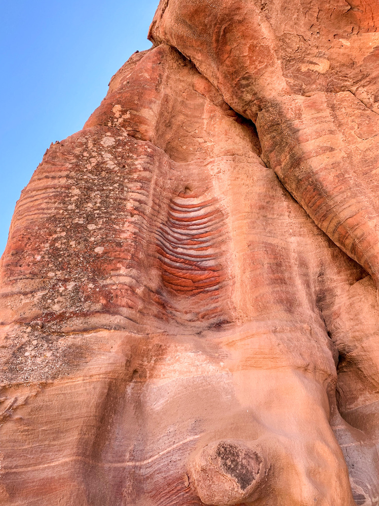 Geschichteter roter Sandstein mit natürlichen Formen in Petra