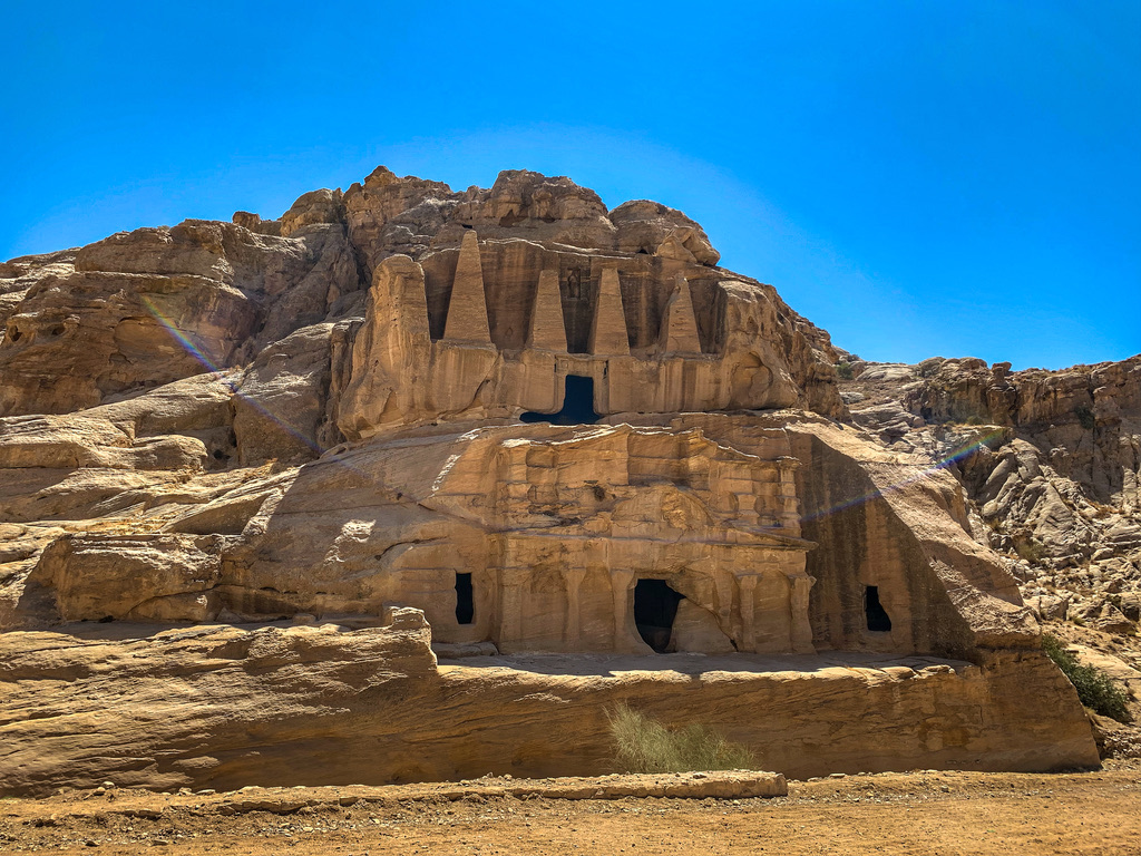 In Sandstein gehauene Felsgräber in Petra