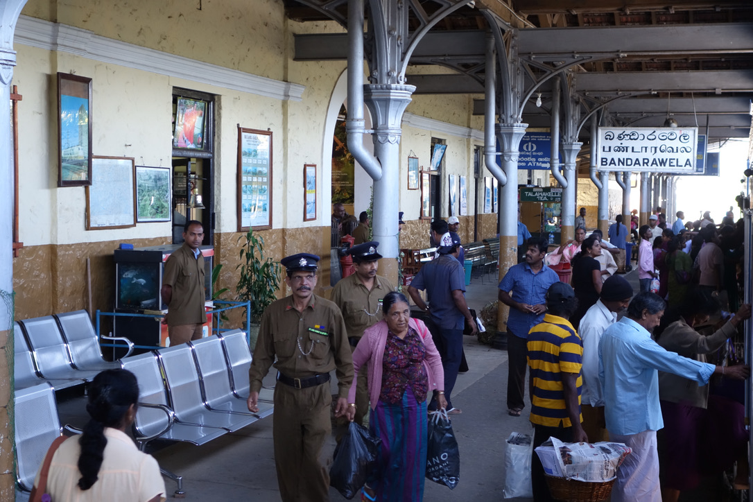 Bahnhof Bandarawela · Schild im Foto