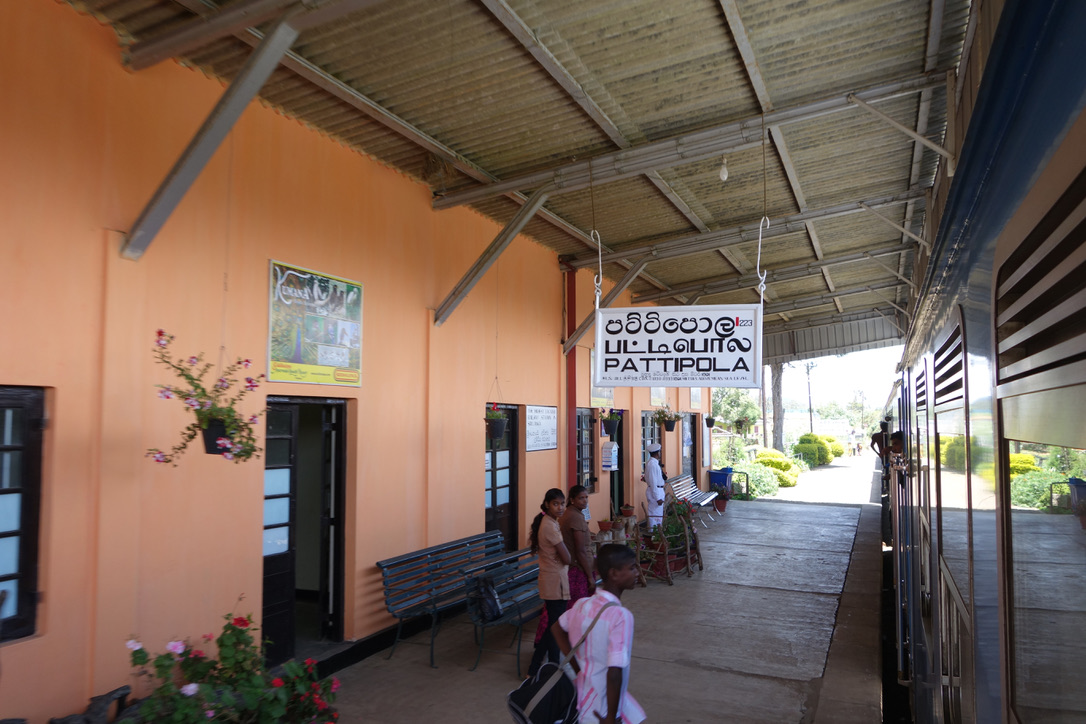 Bahnhof Pattipola · Schild im Foto