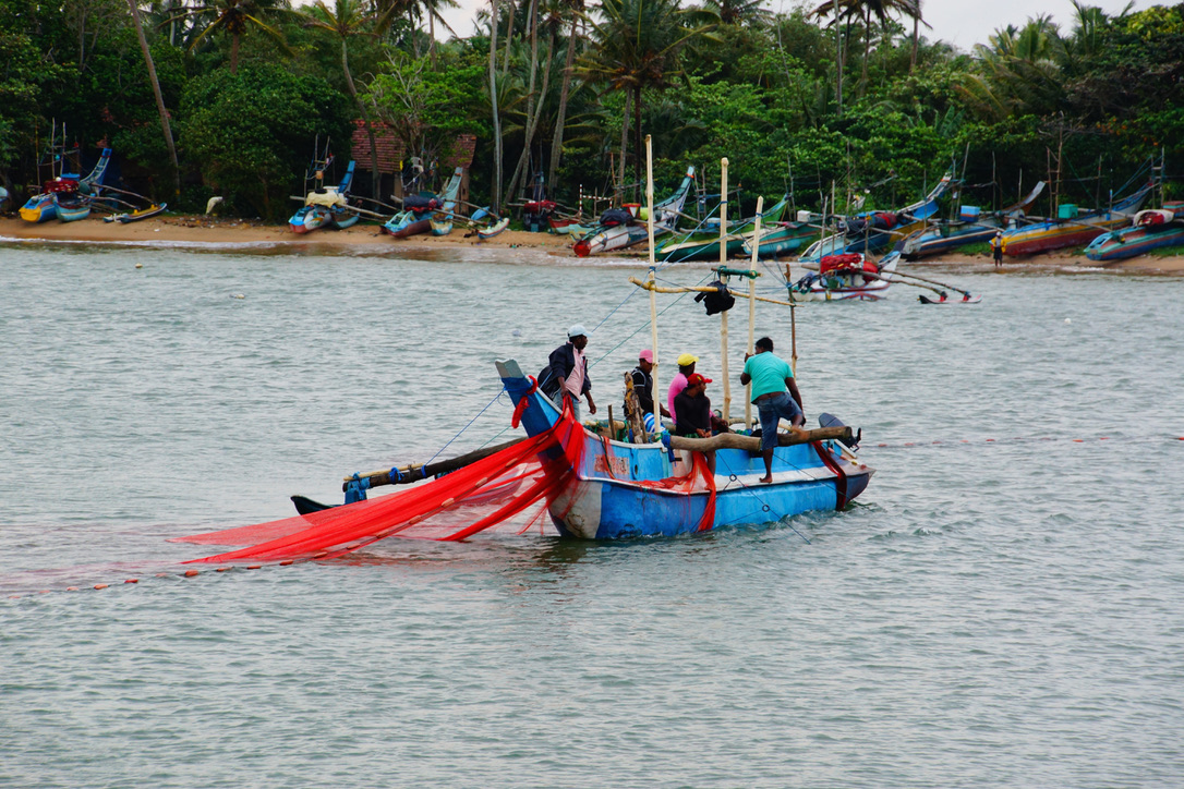 Fischerboot mit rotem Netz · Sri Lankas Südküste
