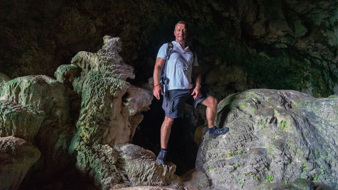 Birk Möbius zwischen großen Felsformationen in einer Höhle