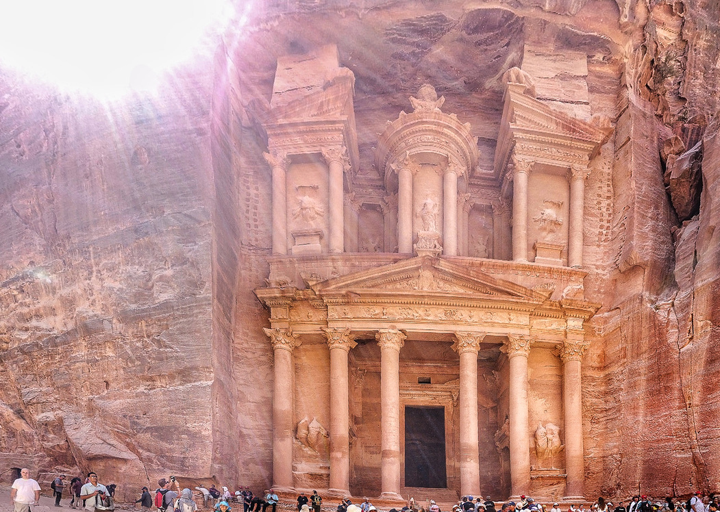 Detail der monumentalen Fassade von Al-Khazneh in Petra