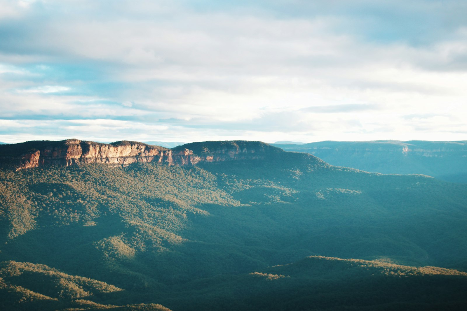 Berglandschaft und bewaldete Täler in Australien