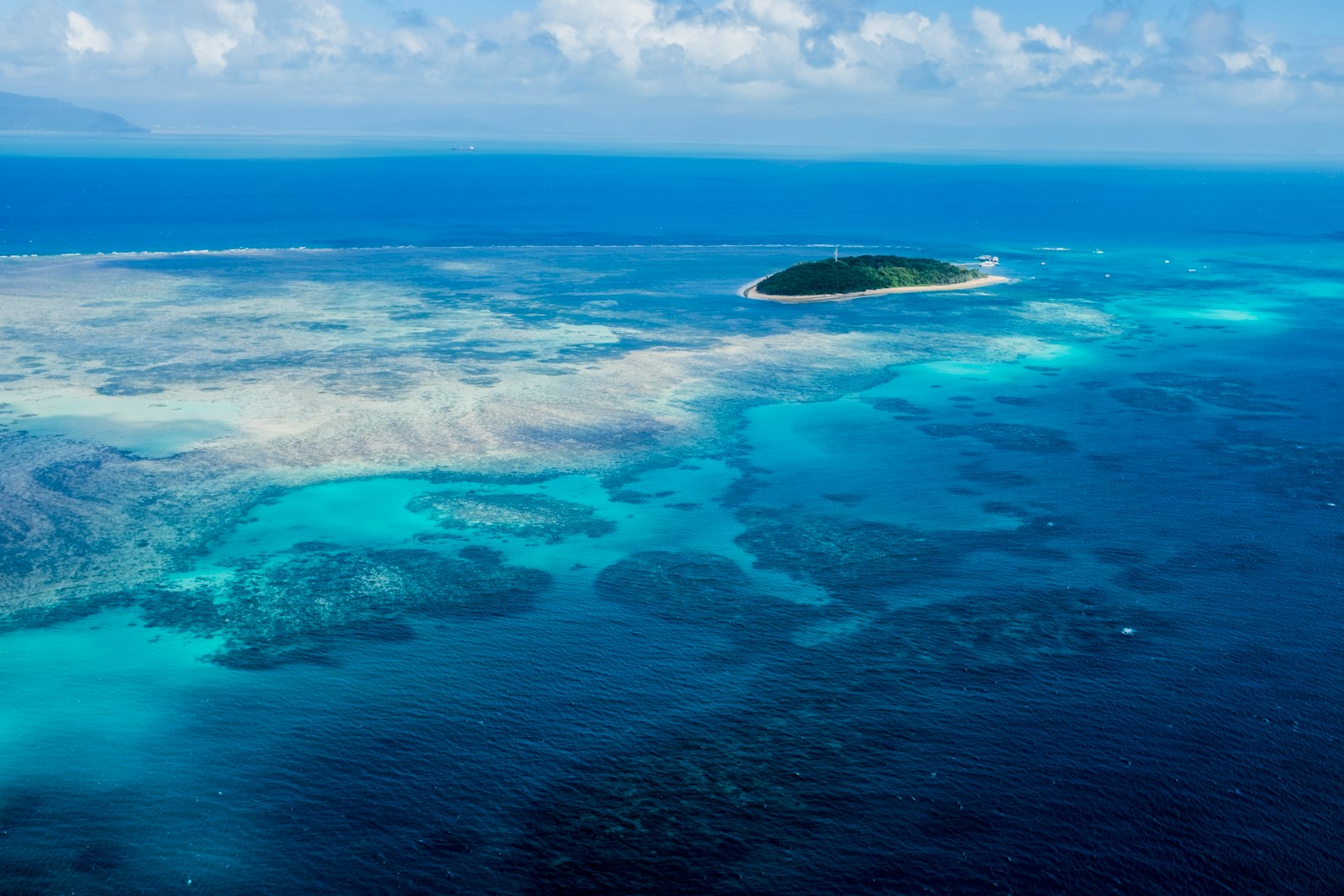 Insel und Riffe im türkisfarbenen Meer