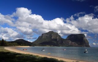 Strand und Bergkulisse auf Lord Howe Island