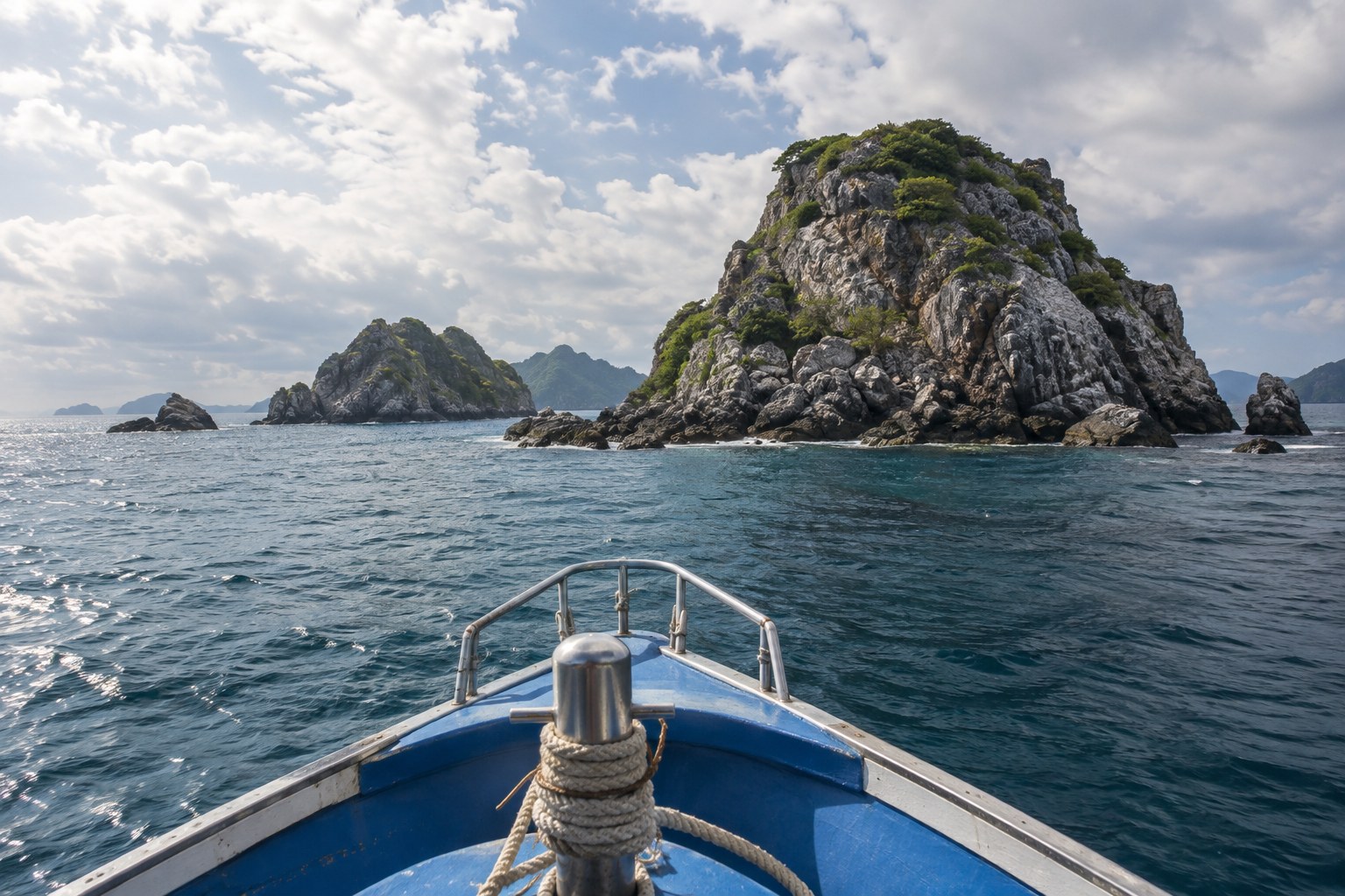 Blick vom Tauchboot auf Offshore-Felsinseln