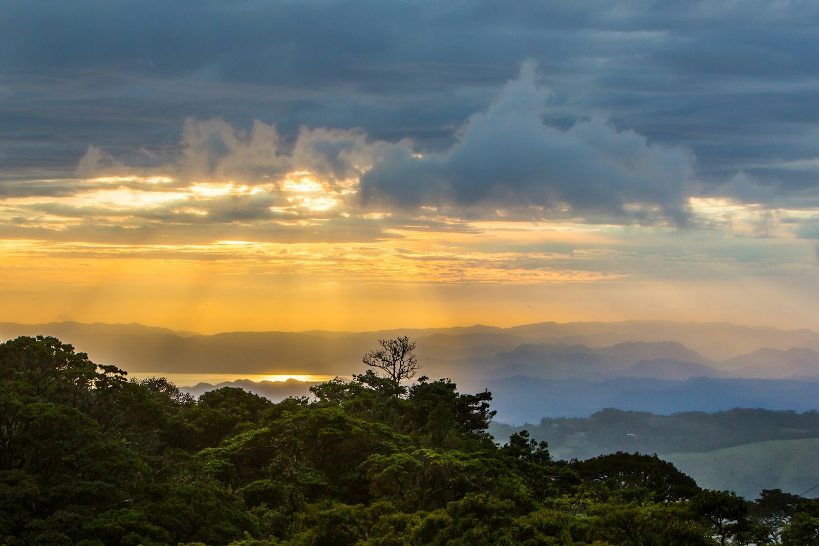 Abendlicht über dem Hochland von Monteverde