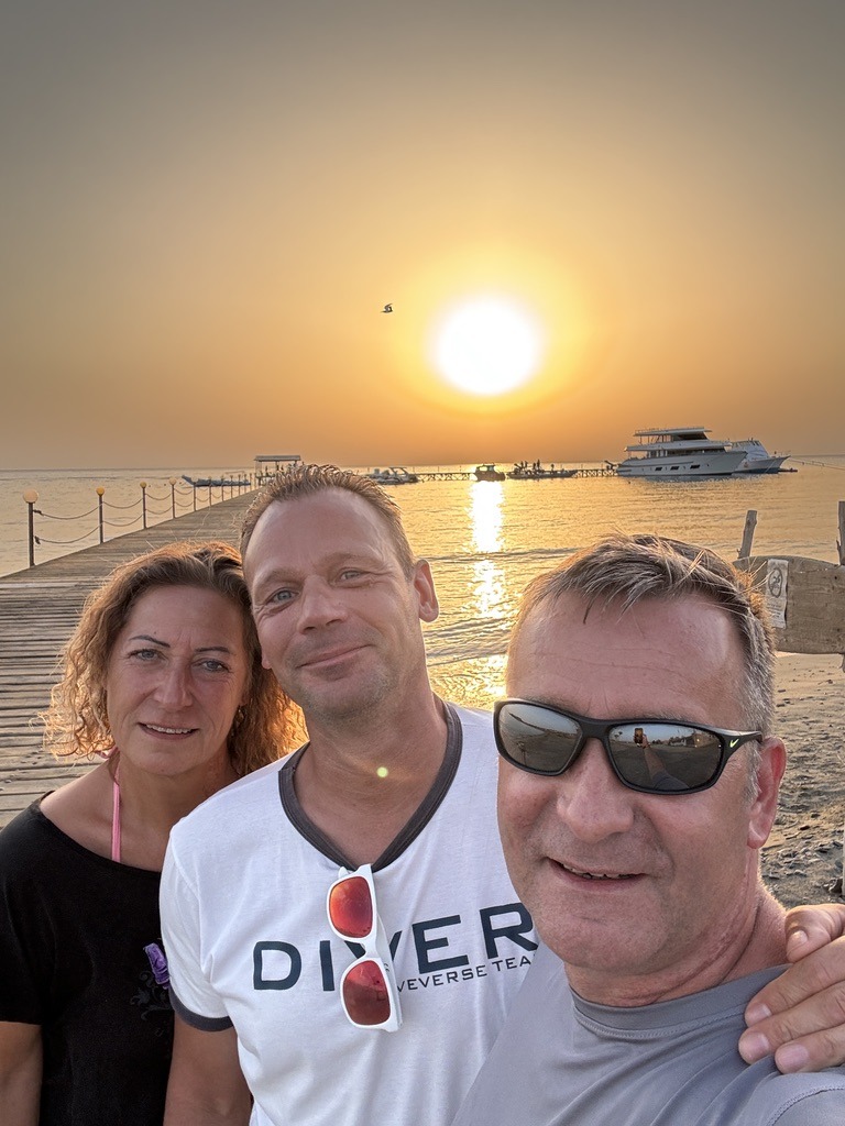 Gemeinsam am Steg im Morgenlicht